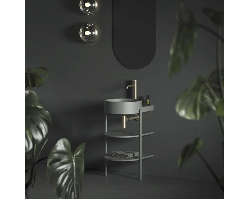 Moderná kúpeľňa s umývadlom na poličke a zrkadlom