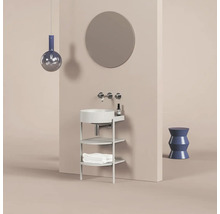 Kúpeľňové umývadlo so zrkadlom, batériou, uterákmi a dekoráciou na svetlohnedém pozadí