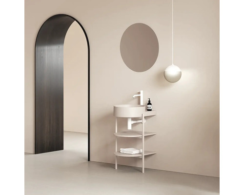 Kúpeľňa s umývadlom, zrkadlom a osvetlením