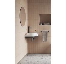 Moderná kúpeľňa s umývadlom, batériou, zrkadlom a obkladmi