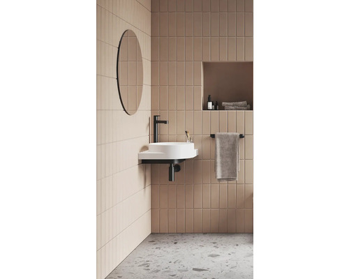 Moderná kúpeľňa s umývadlom, batériou, zrkadlom a obkladmi