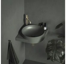 Rohové umývadlo s batériou a držiakom na uteráky v kúpeľni.