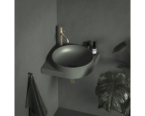 Rohové umývadlo s batériou a držiakom na uteráky v kúpeľni.