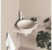 Rohové umývadlo s batériou, uterákom a dekoráciou