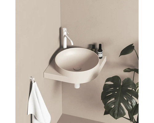 Rohové umývadlo s batériou, uterákom a dekoráciou