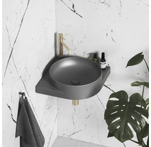 Sivé rohové umývadlo s vodovodnou batériou a uterákom