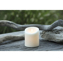 Dekoratívna vosková sviečka na drevenom stole