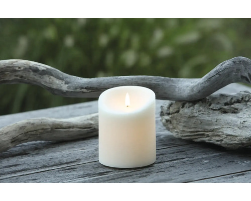 Dekoratívna vosková sviečka na drevenom stole