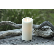 Dekoratívna LED sviečka s voskom na drevenom stole