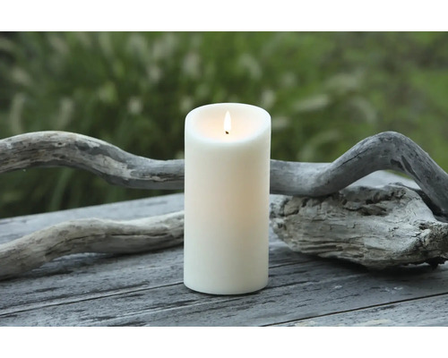 Dekoratívna LED sviečka s voskom na drevenom stole