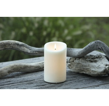 Dekoratívna sviečka s plameňom na drevenom stole