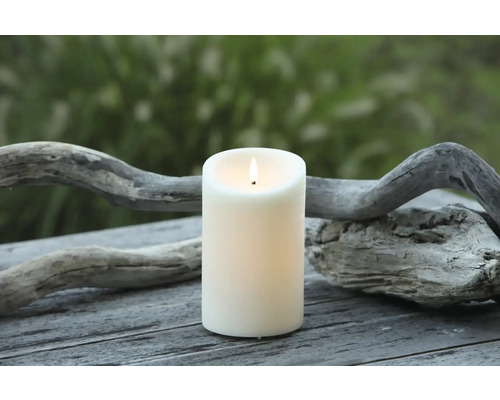 Dekoratívna sviečka s plameňom na drevenom stole