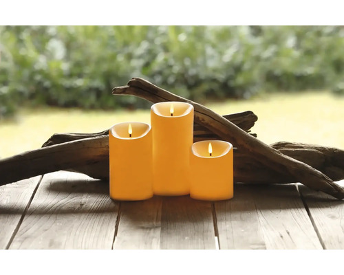 Dekoratívne LED sviečky na drevenom stole