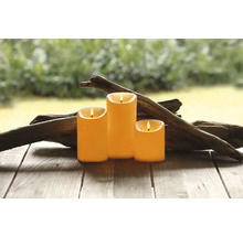 Tri dekoračné sviečky s elektronickým plameňom na drevenom stole