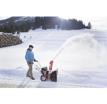 Osoba používa snehovú frézu AL-KO na odpratávanie snehu.