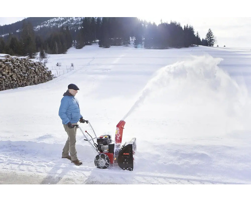 Osoba používa snehovú frézu AL-KO na odpratávanie snehu.