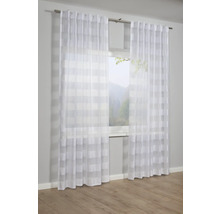 Okno s priehľadnými bielymi závesmi s prúžkovaným vzorom