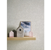 Tapeta s rastlinným vzorom, drevená polica s dekoráciou