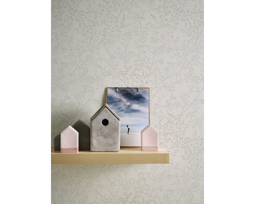 Tapeta s rastlinným vzorom, drevená polica s dekoráciou