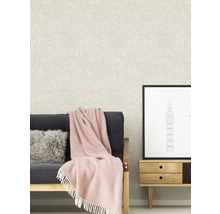 Dekoratívna obývacia izba s tapetou so vzorom, pohovkou a príručným stolíkom.