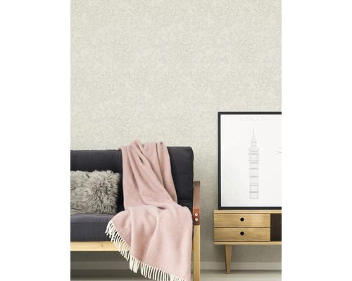 Dekoratívna obývacia izba s tapetou so vzorom, pohovkou a príručným stolíkom.