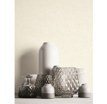 Rôzne dekoratívne vázy na stole