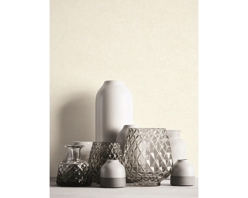 Rôzne dekoratívne vázy na stole