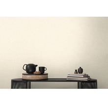 Dekoratívna scéna s čajníkom, šálkou, knihami a vázami na stole