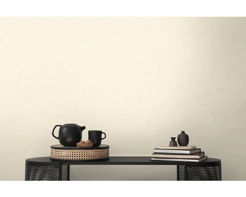 Dekoratívna scéna s čajníkom, šálkou, knihami a vázami na stole