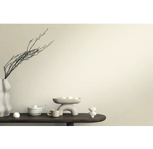 Dekoratívna scéna s vázou, konármi, miskou a keramickými figúrkami na stole