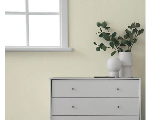 Interiérový pohľad s komodou, dekoráciou a oknom pre svetlé a usporiadané prostredie.