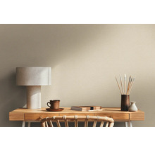 Scéna s písacím stolom, lampou a maliarskymi potrebami pred stenou