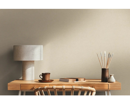 Scéna s písacím stolom, lampou a maliarskymi potrebami pred stenou