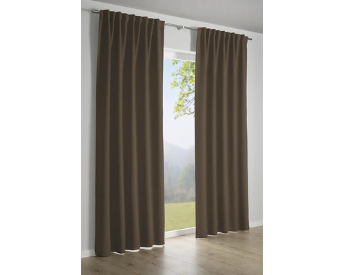 Dva hnedé závesy visia na záclonovej tyči pred oknom.