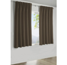 Dva hnedé závesy v okne