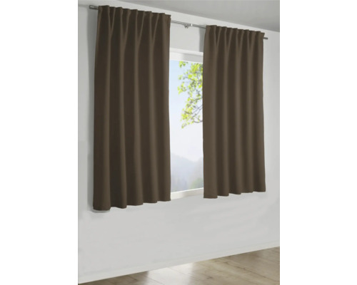Dva hnedé závesy v okne