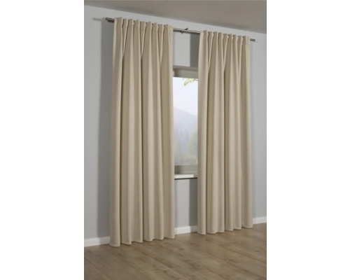 Dva závesy na záclonovej tyči pred oknom