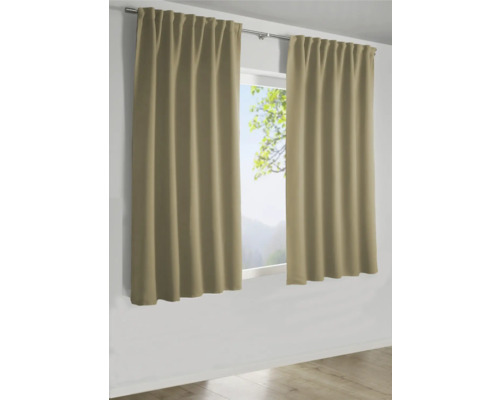 Dva závesy visia na záclonovej tyči pred oknom.