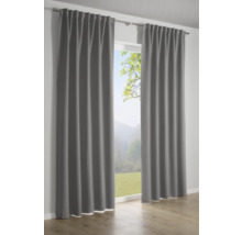 Sivé závesy pred oknom s výhľadom do prírody