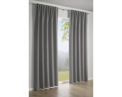 Sivé závesy pred oknom s výhľadom do prírody