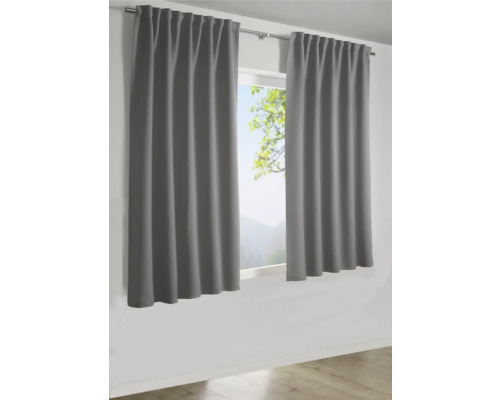 Sivé závesy pred oknom s výhľadom na prírodu