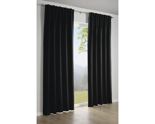 Dva čierne závesy v okne