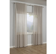 Okno s priehľadnými závesmi a záclonovou tyčou