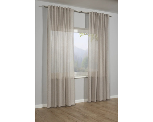 Okno s priehľadnými závesmi a záclonovou tyčou