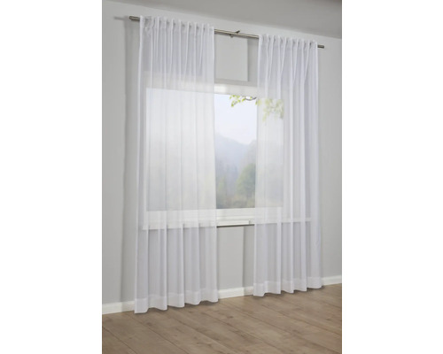 Záclona z ľahkej tkaniny pred oknom