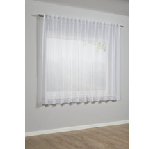 Okná s bielym, priehľadným závesom