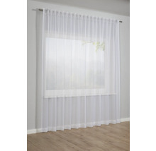 Priehľadný biely záves pred oknom.