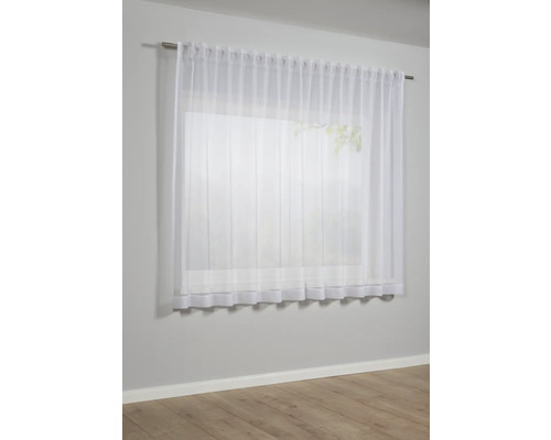 Okno s bielou, priehľadnou záclonou