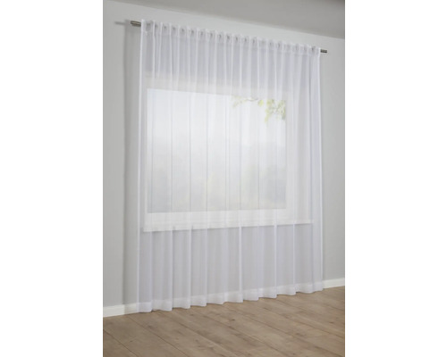 Biely priesvitný záves pred oknom
