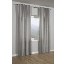 Záclony pred oknom s výhľadom do prírody